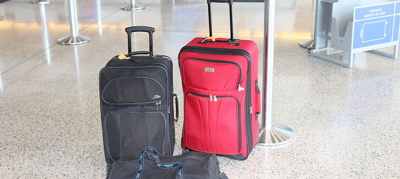Luggage_awaiting_loading_at_airport_IMG_3140-1280x575.jpg
