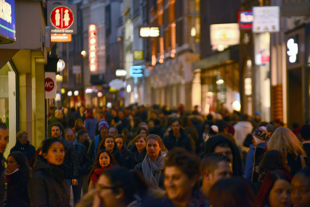 AMSTERDAM-Crowd-Saturday-Night1.jpg