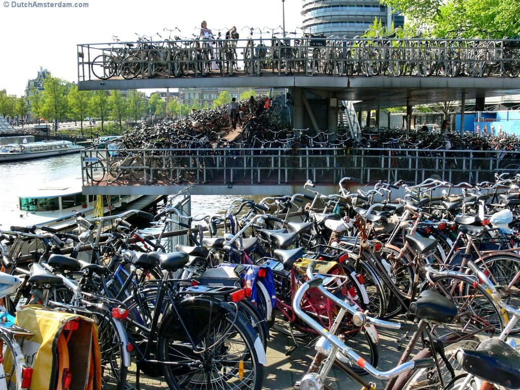 bicyle_parking_garage_amsterdam_da.jpg