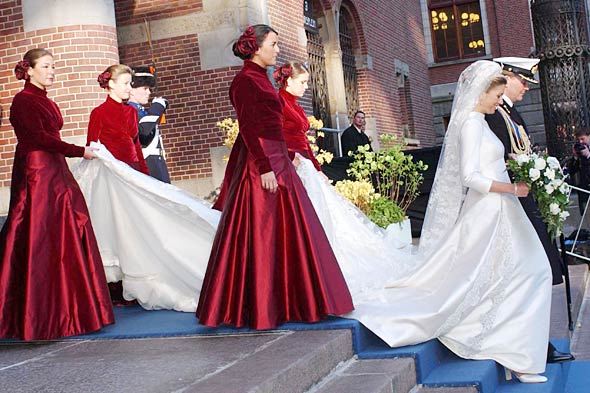 dutch-crown-prince-willem-alexander-wedding-dress-2002-590bes022311.jpg