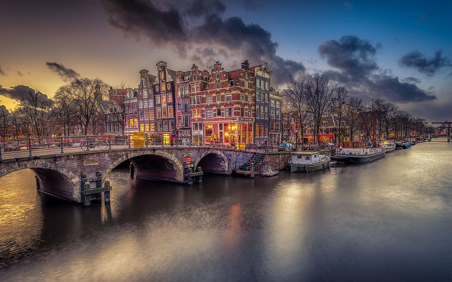 take-a-breath-of-the-old-days-by-looking-at-my-photos-of-amsterdam-at-night__880.jpg