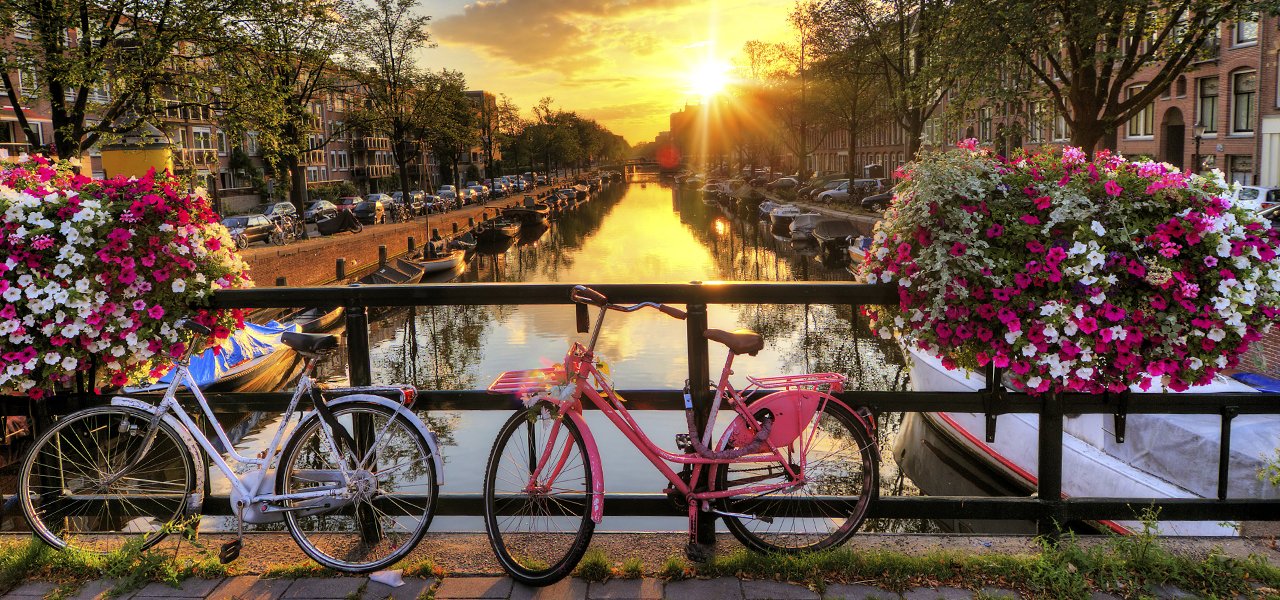 fietsen-grachten-hotels-amsterdam.jpg