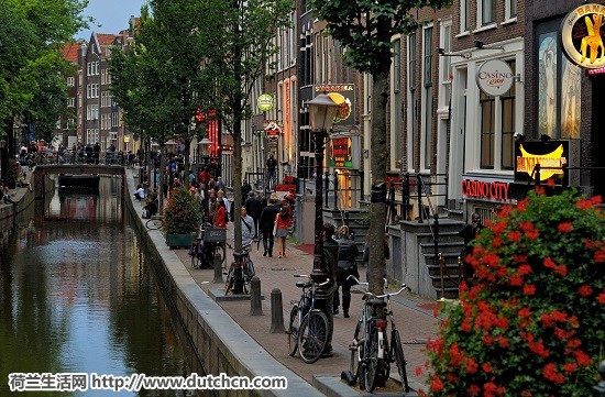 Red-light_district_of_Ansterdam_by_day._2012_4096x2690_acf_cropped.jpg