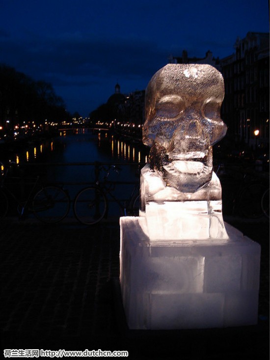 Ice-sculptures-in-Amsterdam-by-Albertien-Enthoven-to-raise-awareness-about-clima.jpg