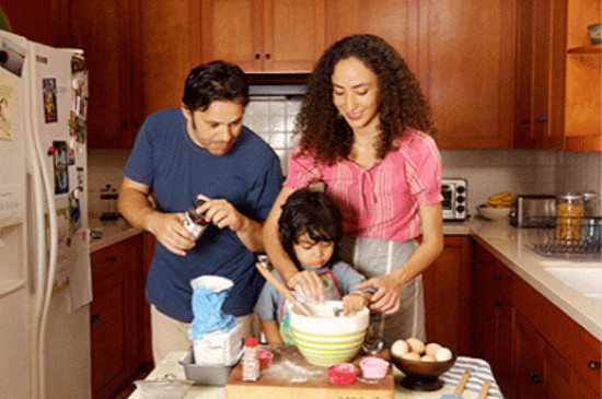 hispanic-family-cooking-kitchen-stockshop_meitu_1.jpg