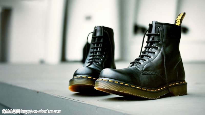Dr-Marten-boots-black.jpg
