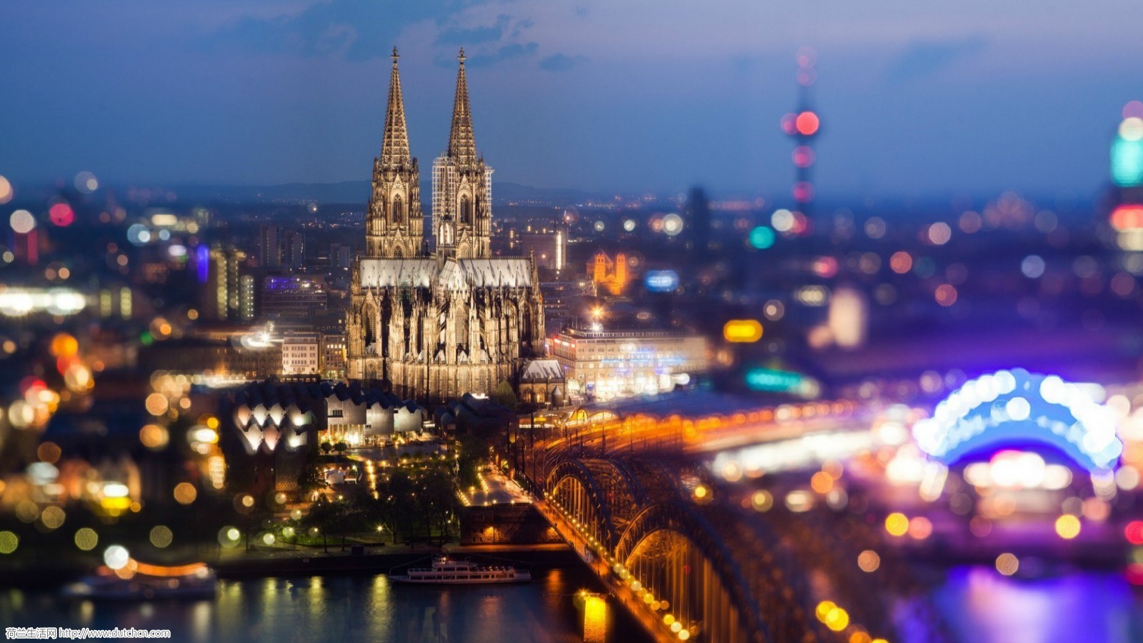 Cologne-Cathedral-Hohenzollern-Bridge-Bokeh-Night-Wallpaper_meitu_11.jpg