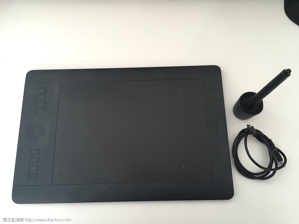 Wacom intuos pro A4大小 (Medium)， 8，9新，电池可能要换，可以连线用。100 euro