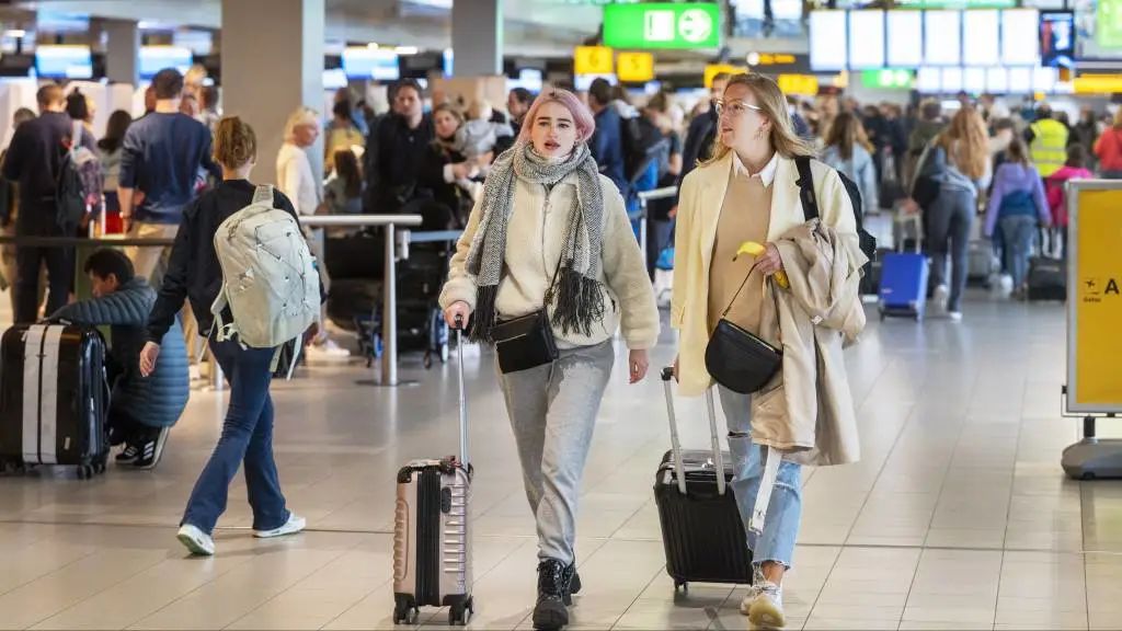 80%荷兰人有度假计划，这三个不确定因素将影响他们的决策