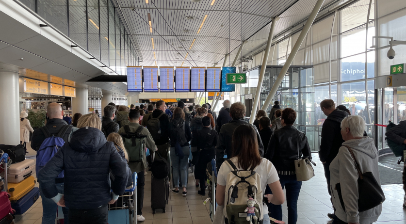 史基浦机场CEO道歉了，称最近的“混乱”是因为旅客确实太多