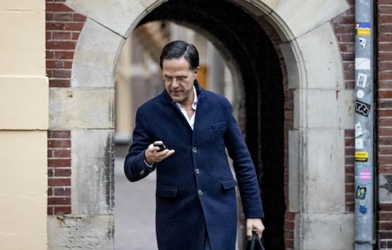 荷兰首相还用诺基亚手机？由于空间不够删除短信被告上法庭