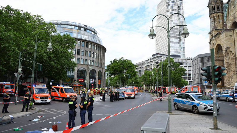 德国柏林发生汽车撞人事件，已造成1死，至少十几人受伤，司机已被控制