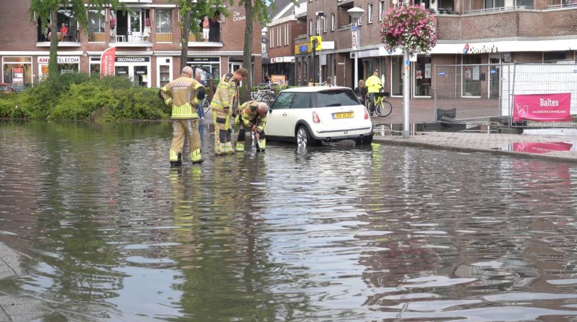 荷兰部分地区骤降雷暴，部分地区街道和民房被淹没，有房子遭雷击