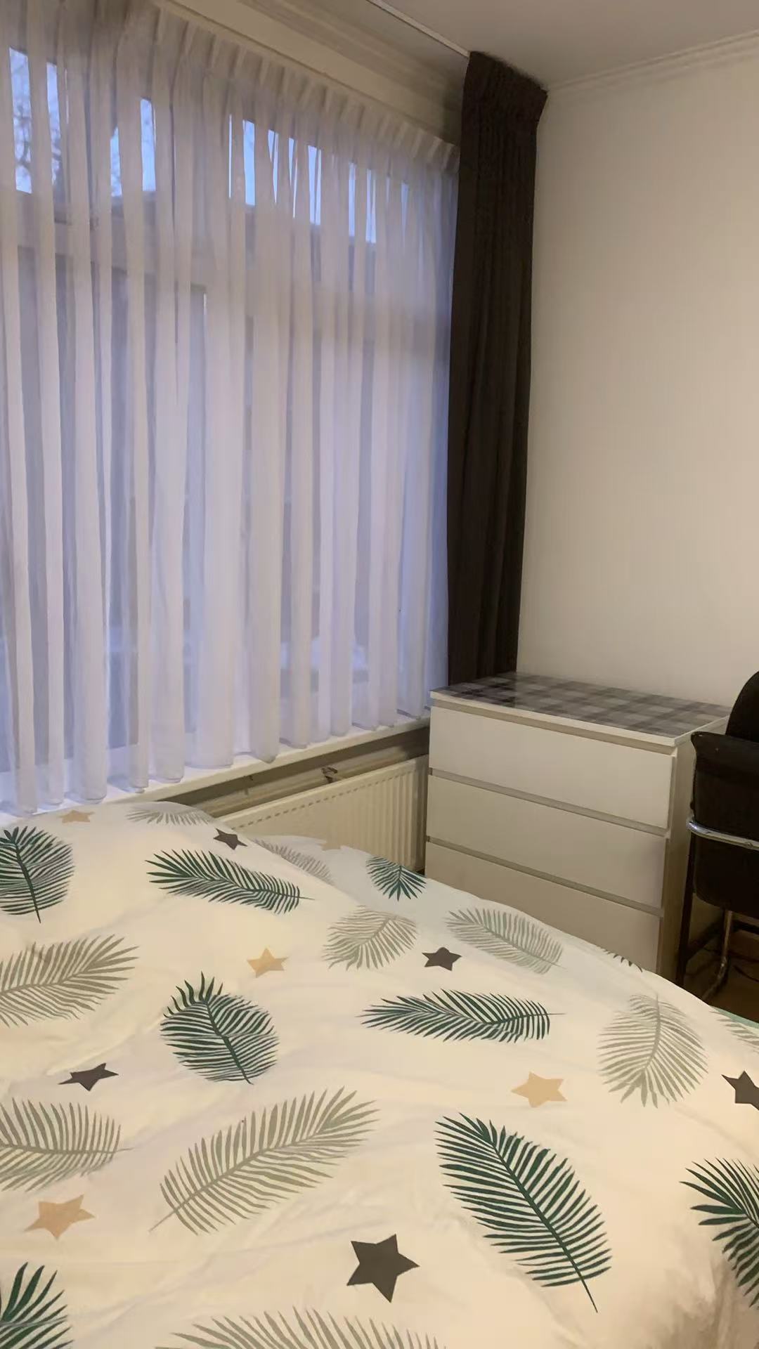 海牙HS老火车头附近房间出租，门口就是电车站，不报地址